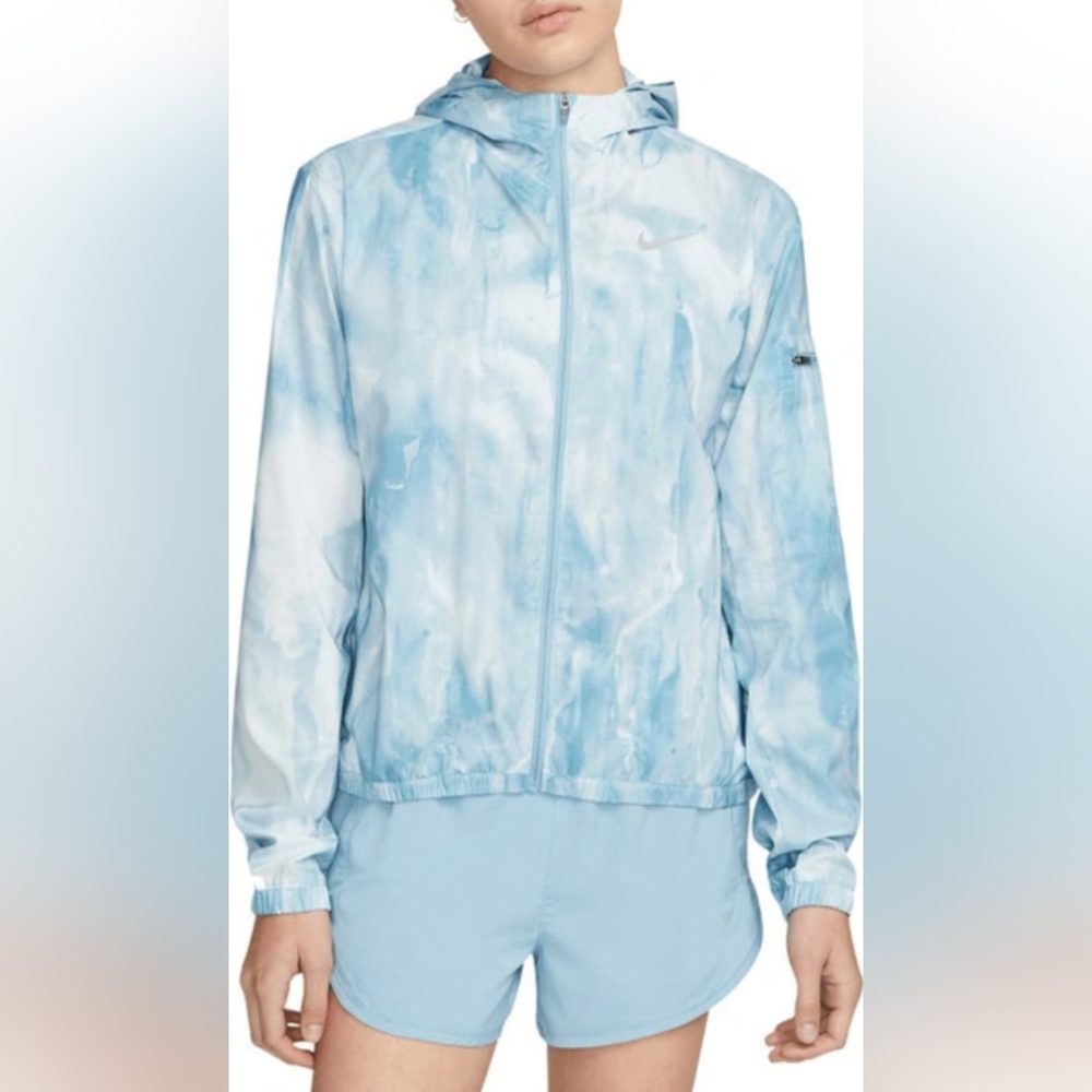 Nike women's lightweight running jacket in boarder blue, great condition! 🤍